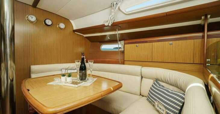 Chartern Sie segelboot in Yacht kikötő - Tribunj - Sun Odyssey 42i