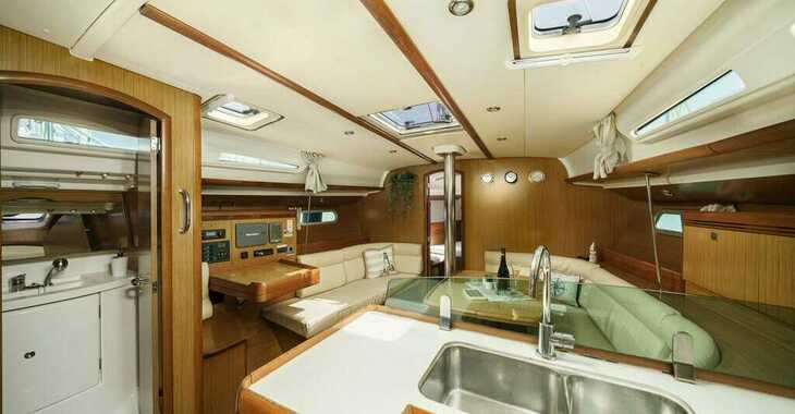 Chartern Sie segelboot in Yacht kikötő - Tribunj - Sun Odyssey 42i