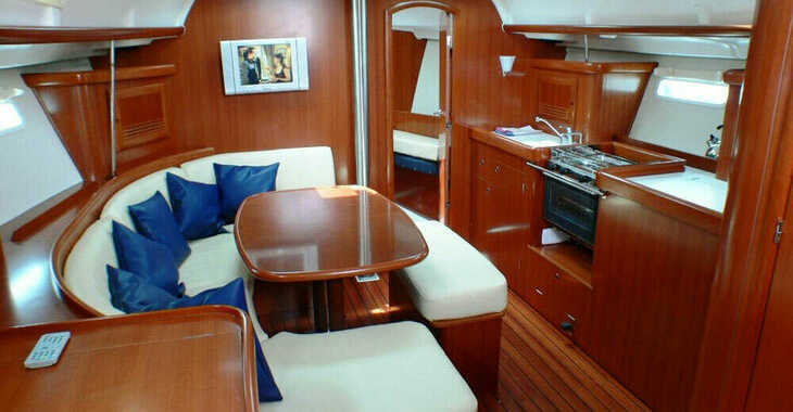 Chartern Sie segelboot in Flisvos  Marina - Oceanis Clipper 423 - 3 cab.