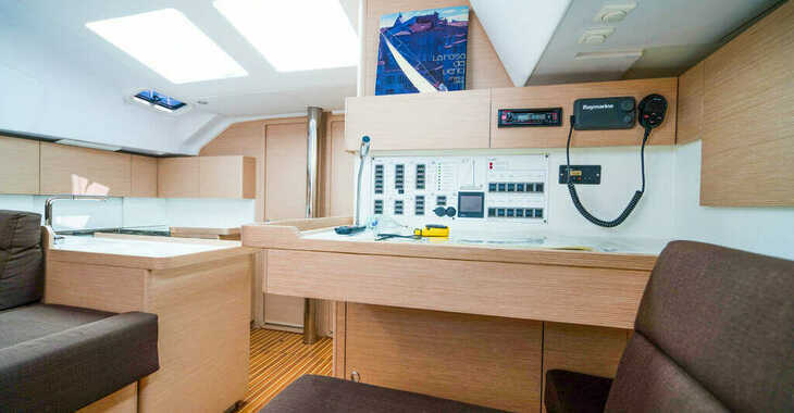 Chartern Sie segelboot in Marina Kornati - Elan Impression 50 - 5 + 1 cab.