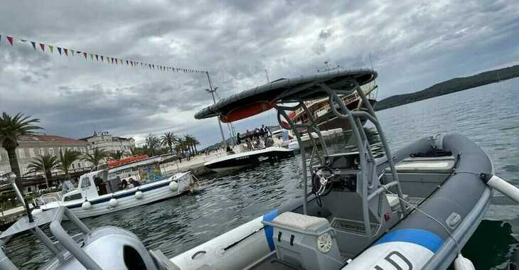 Rent a motorboat in Porto Montenegro - Highfield Patrol 660