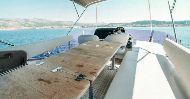Rent a motorboat in Punat - Bavaria R40 FLY