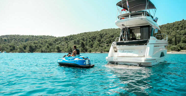 Rent a motorboat in Punat Marina - Bavaria R40 FLY