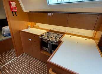 Rent a sailboat in Alimos Marina - Bavaria C42