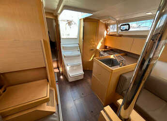 Rent a sailboat in Porto Capo d'Orlando Marina - Oceanis 35.1