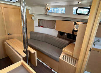 Rent a sailboat in Porto Capo d'Orlando Marina - Oceanis 35.1