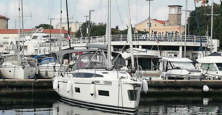 Rent a sailboat in Marina Tankerkomerc - Bavaria C38 (2 heads)