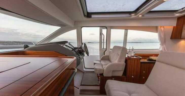 Rent a motorboat in Marina Nava - Nimbus 405 Coupe