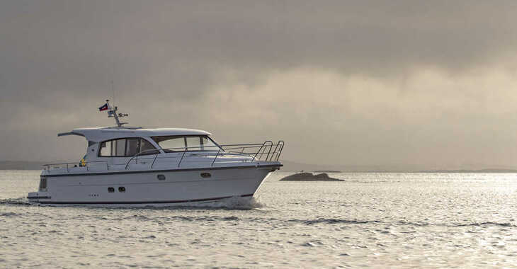 Rent a motorboat in Marina Nava - Nimbus 405 Coupe
