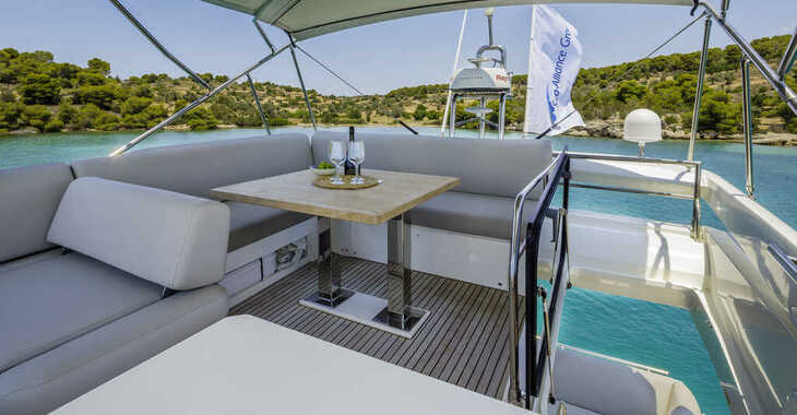 Chartern Sie yacht in Alimos Marina - Prestige 520