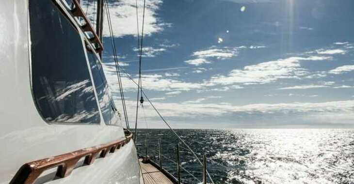 Rent a schooner in Port Roses - Restless Spirit