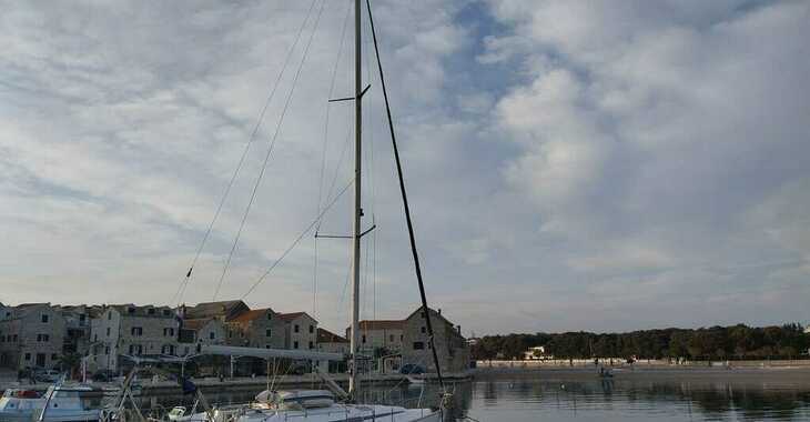 Rent a sailboat in Vinišće - Bavaria 38