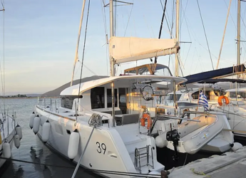 Rent a catamaran in Alimos Marina - Lagoon 39