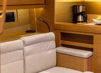 Rent a sailboat in Lefkas Marina - Dufour 460