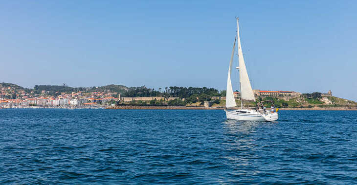 Rent a sailboat in Monte Real Club de Yates de Baiona - Bavaria 34