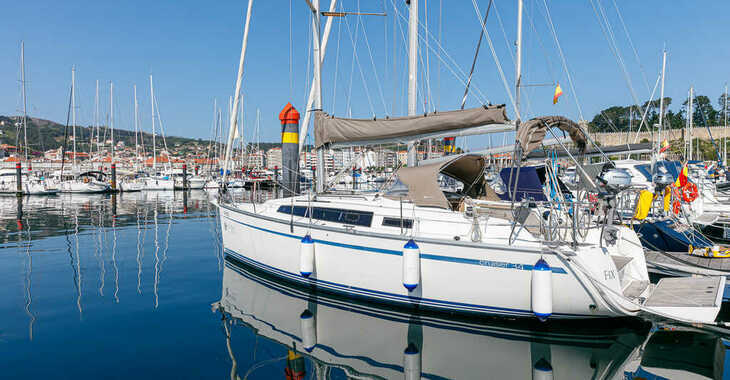 Rent a sailboat in Monte Real Club de Yates de Baiona - Bavaria 34