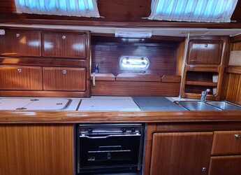 Rent a sailboat in Kavala - Marina Perigialiou - Bavaria 42