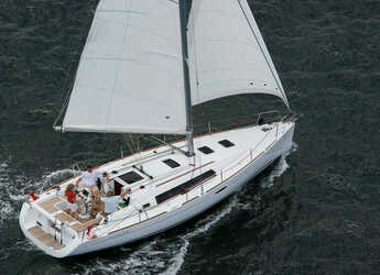 Rent a sailboat in Port Roses - Oceanis 34