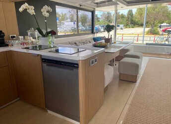 Rent a catamaran in Alimos Marina - Bali 5.8 - 6 + 2 cab.