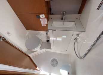Rent a sailboat in Alimos Marina - Bavaria C46