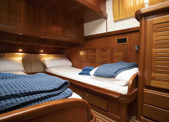 Chartern Sie yacht in Naviera Balear - Menorquin 160 FLY