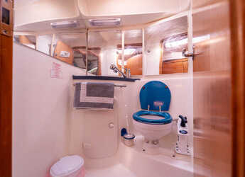 Rent a sailboat in Kavala - Marina Perigialiou - Bavaria 39 Cruiser