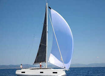 Rent a sailboat in Porto di Tropea - Bavaria C38