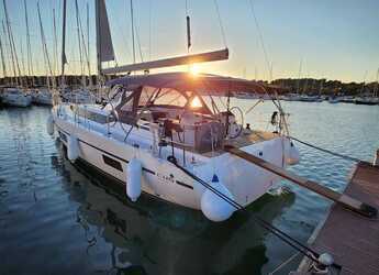 Chartern Sie segelboot in Marina Kremik - Bavaria C45 Style - 3 cab.