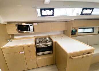 Rent a sailboat in Alimos Marina - Bavaria C42
