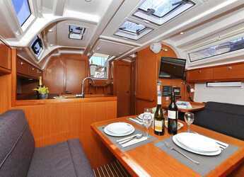 Rent a sailboat in Marina Hramina - Bavaria Cruiser 37 - 3 cab.