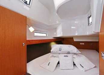 Rent a sailboat in Marina Hramina - Bavaria Cruiser 37 - 3 cab.