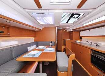 Rent a sailboat in Marina Hramina - Dufour 430