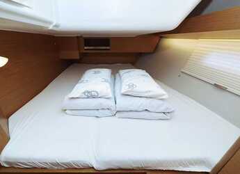 Rent a sailboat in Marina Hramina - Dufour 430