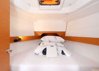 Rent a sailboat in Marina Hramina - Sun Odyssey 349