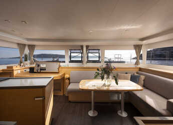 Rent a catamaran in Sumpetar - Lagoon 450 Fly