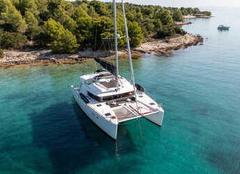 Rent a catamaran in Sumpetar - Lagoon 450 Fly