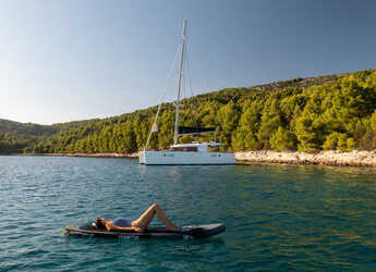 Rent a catamaran in Sumpetar - Lagoon 450 Fly
