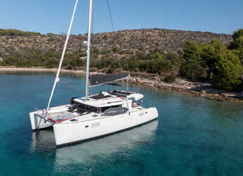 Rent a catamaran in Sumpetar - Lagoon 450 Fly