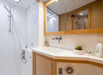 Rent a catamaran in Sumpetar - Lagoon 450 Fly