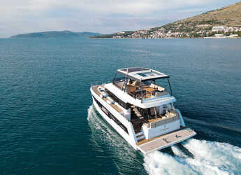 Rent a power catamaran  in Marina Baotić - MY5