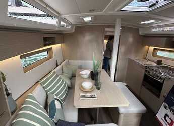 Rent a sailboat in Marina Cala de Medici - Oceanis 37.1