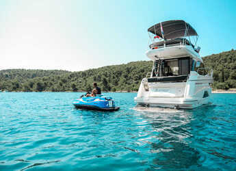 Chartern Sie motorboot in Marina Drage - Bavaria R40 FLY