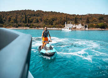 Chartern Sie motorboot in Marina Drage - Bavaria R40 FLY