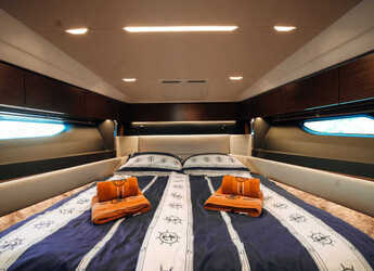 Chartern Sie motorboot in Marina Drage - Bavaria R40 FLY