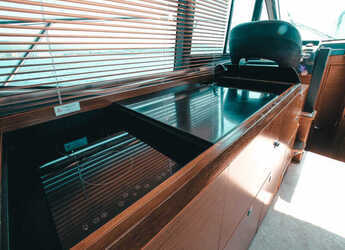 Chartern Sie motorboot in Marina Drage - Bavaria R40 FLY