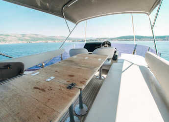 Chartern Sie motorboot in Marina Drage - Bavaria R40 FLY