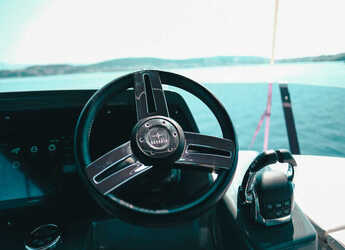 Chartern Sie motorboot in Marina Drage - Bavaria R40 FLY