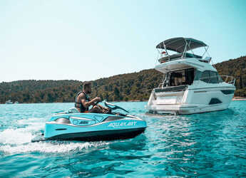 Chartern Sie motorboot in Marina Drage - Bavaria R40 FLY