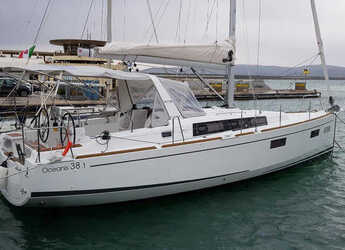 Rent a sailboat in Marina Cala de Medici - Oceanis 38.1
