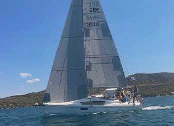 Rent a sailboat in Mikrolimano Port - First 36